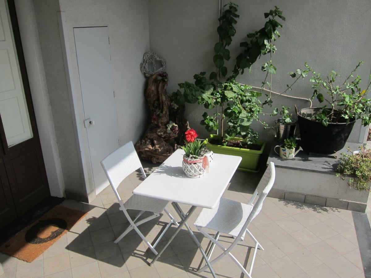 Moni Rooms Джаре Екстериор снимка